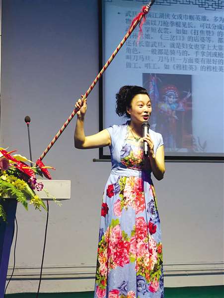 张怡凰在汕樟中学主题讲座上讲解戏曲把子功,武旦,刀马旦所用的红缨枪