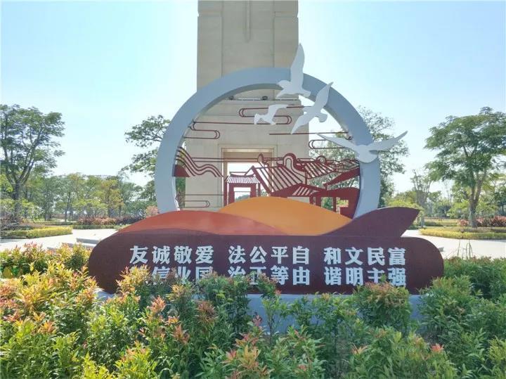 氛围浓烈!公园广场创文宣传标语景观成了靓丽风景线