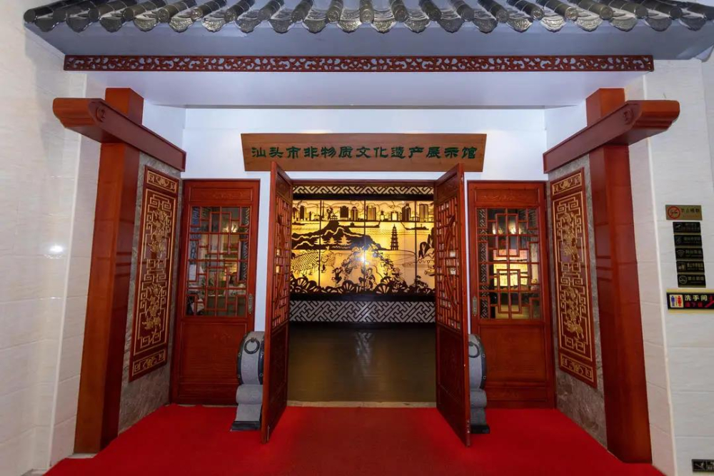 走进汕头市文化馆非遗展示馆,可以看到展馆建筑设计保留传统潮汕文化