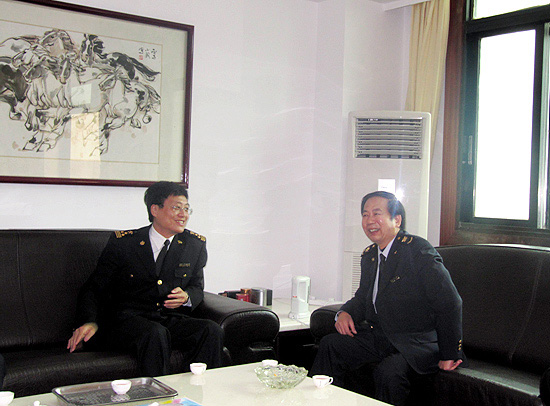 卢元坤主任与韦泳亮关长亲切交谈