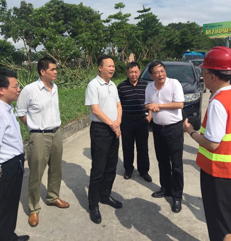 (图为市委常委,副市长李耿坚同志到国道324线红旗岭检查指导灾痕清理