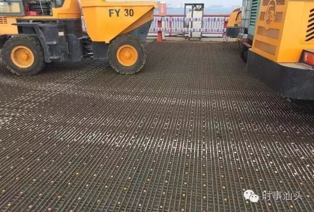 焊接剪力钉-绑扎钢筋网-铺筑复合材料基层-铺筑沥青面层等多道剐蝌