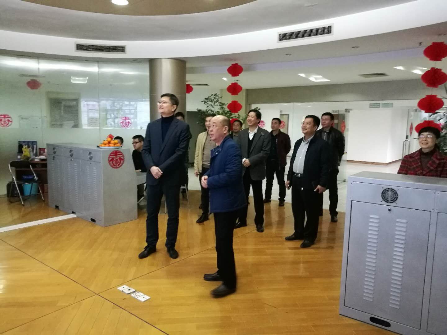 郑晓奇主任一行在市公共交通汽车调度中心了解节假日期间运行情况