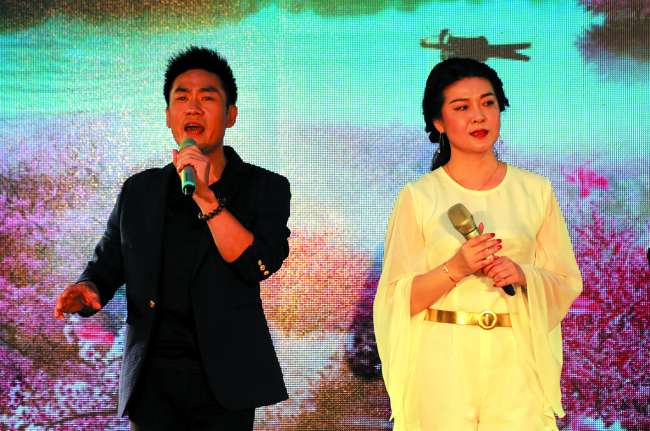宋亦乐,方少珊献唱新专辑歌曲.方少珊现场献唱新作品《月下莲》.