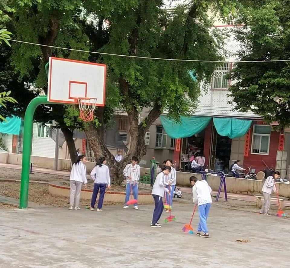 "寻找雷锋足迹,弘扬雷锋精神"——澄海东里四中开展学雷锋系列活动