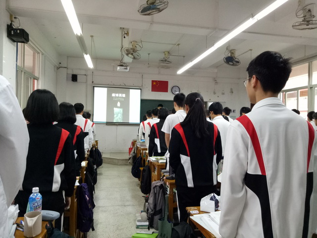汕头一中同上一堂特别思政课倡文明新风寄清明哀思