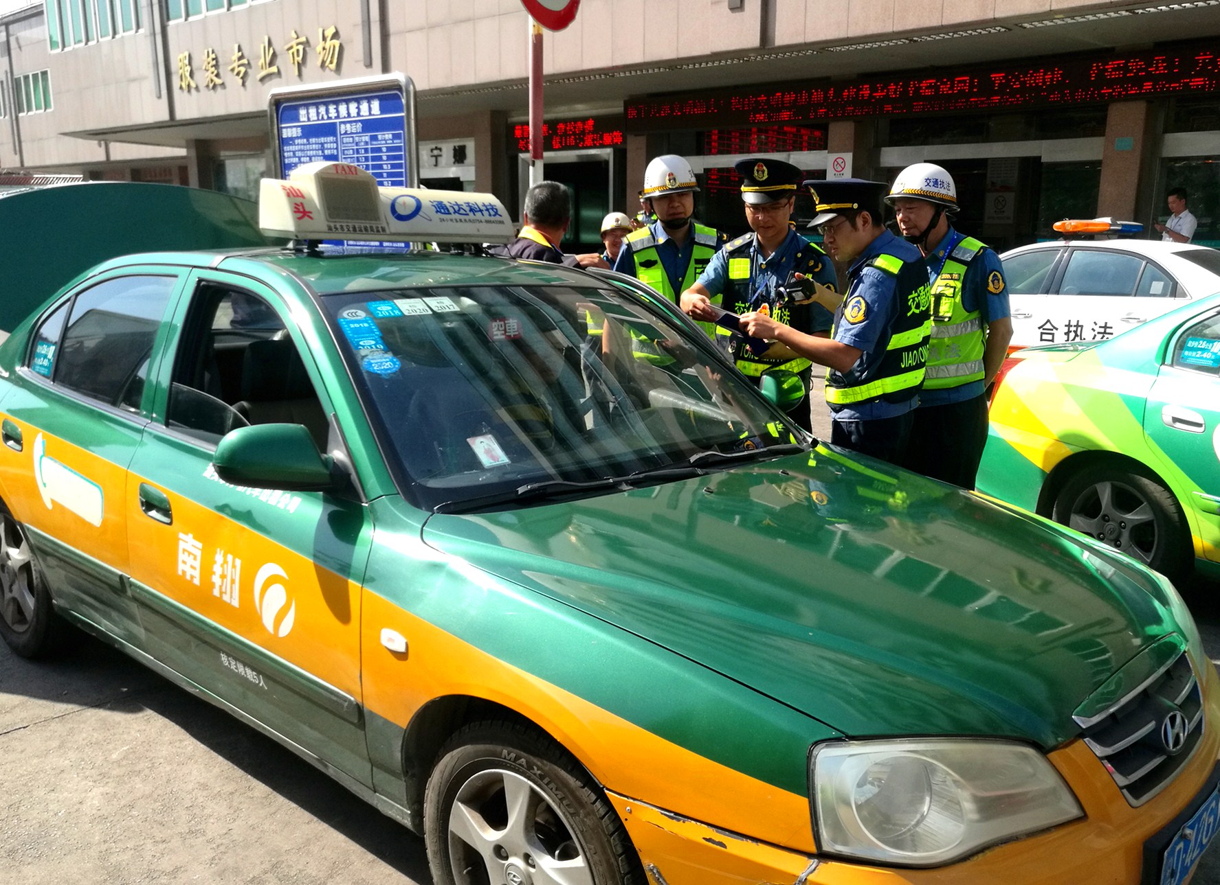 深入开展"闪电"系列专项执法行动,严查严处出租车,公交车,超限运输等