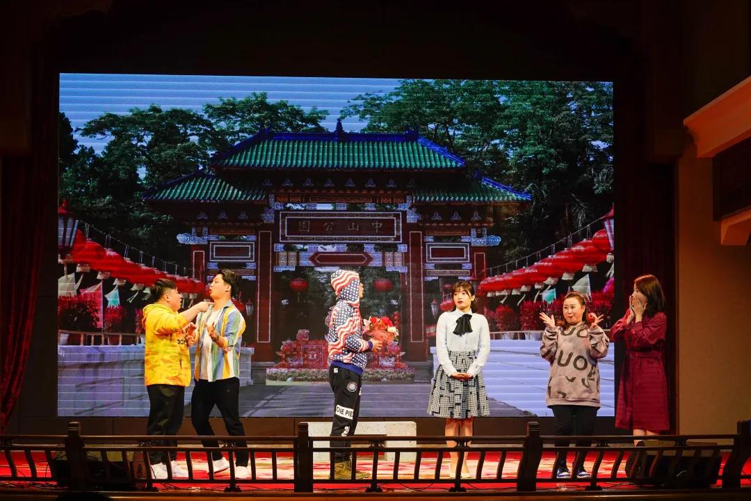 汕头市话剧团带来了精心编排的小品《家和万事兴》.