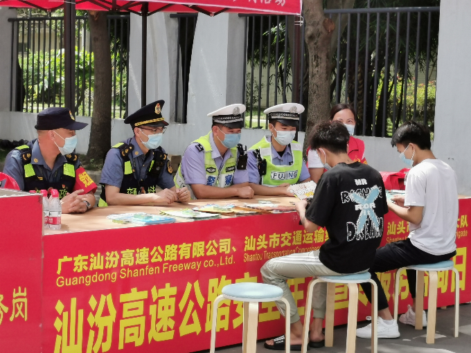 安全生产月服务群众3_副本.jpg