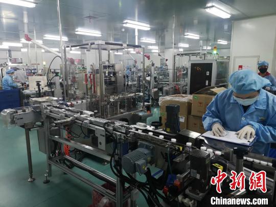 目前，三诺生物的8条血糖测试试条生产线及2条POCT生产线全部复工。　刘曼 摄