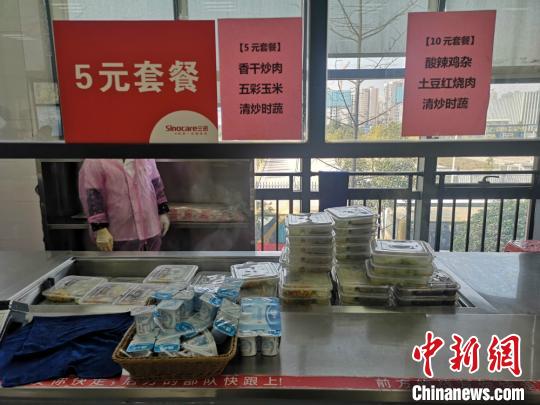 三诺生物食堂启用一次性餐具。　刘曼 摄