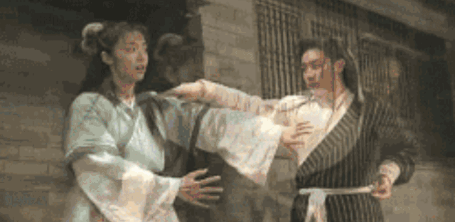 一个是位于肺经大拇指边上的少商穴,一个是位于胃经脖子上的水突穴