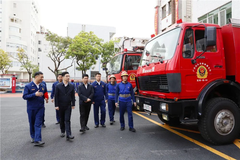 新春慰问暖人心 人文关怀显温情——汕头市龙湖区委区政府主要领导带队慰问节日坚守岗位一线干部职工