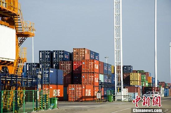 资料图：广西钦州保税港区集装箱码头作业区。 中新社记者 翟李强 摄