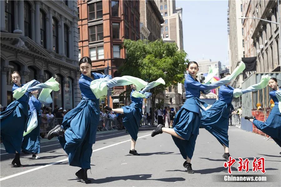2022年5月21日，美国纽约举行第16届舞蹈游行，在曼哈顿街头，华人表演中国舞蹈。中新社记者 廖攀 摄