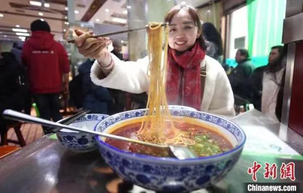 图为兰州一家牛肉面馆推出“超级牛大碗”牛肉面引来民众追捧品尝。(资料图)杨艳敏摄