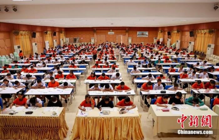 2019年11月，近8000名学生在泰国孔敬大学孔子学院参加汉语考试。中新社发 胡琳 摄

