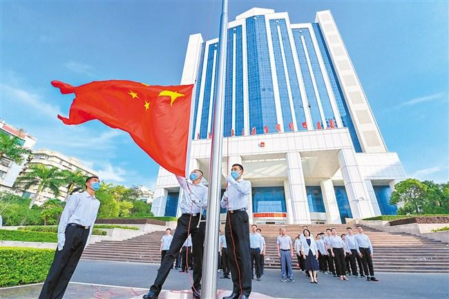 首页>要闻动态>汕头要闻>(市委机关大院举行升国旗仪式.记者 柯晓 摄)