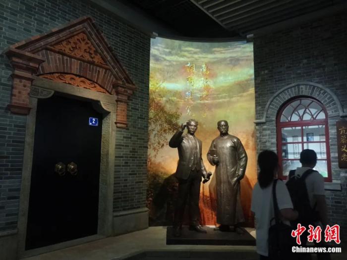 中国共产党第一次全国代表大会纪念馆内的“南陈北李 相约建党”场景。周升辉 摄