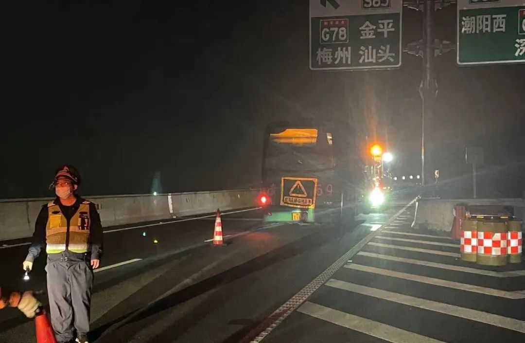 2022.12.15我为群众办实事｜及时保护和转移！满载学生的客车高速路上抛锚，交警迅速赶往救助3.jpg