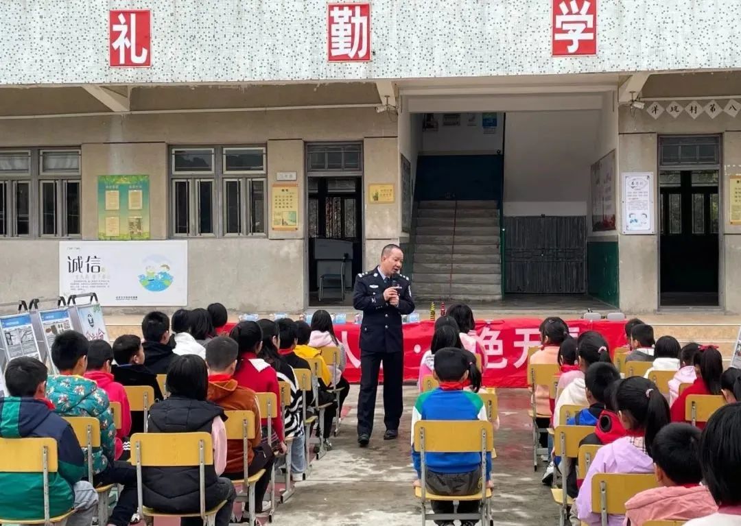 2023.02.19我为群众办实事｜潮南公安：持续开展禁毒宣传 筑牢校园“防毒墙”1.jpg