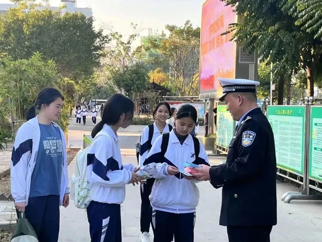 2023.03.21提升交通环境｜汕头交警：宣讲入心入脑 安检护幼平安4.jpg
