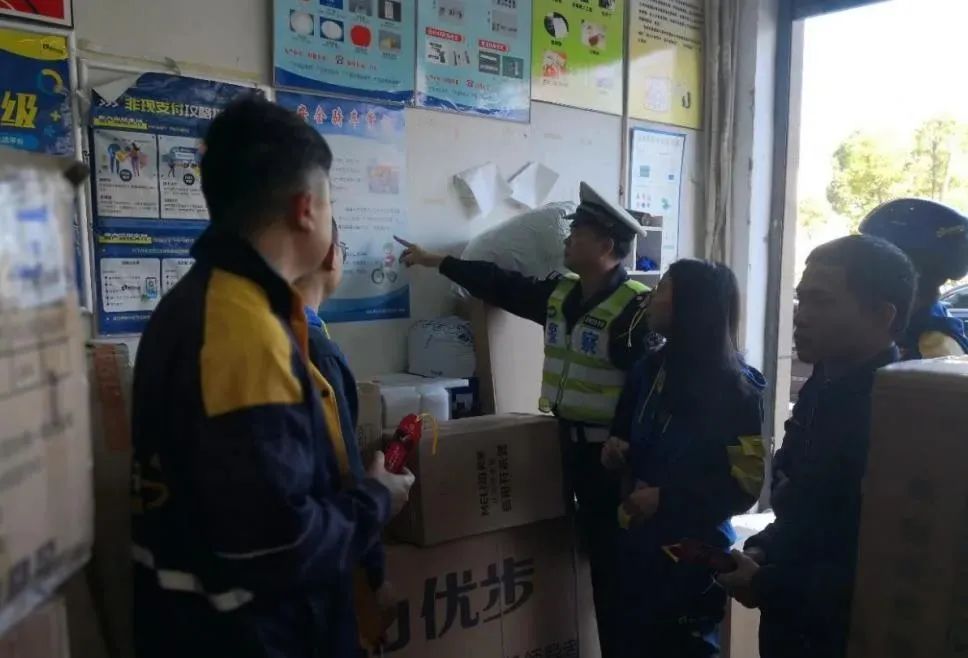 2023.03.21提升交通环境｜汕头交警：宣讲入心入脑 安检护幼平安5.jpg