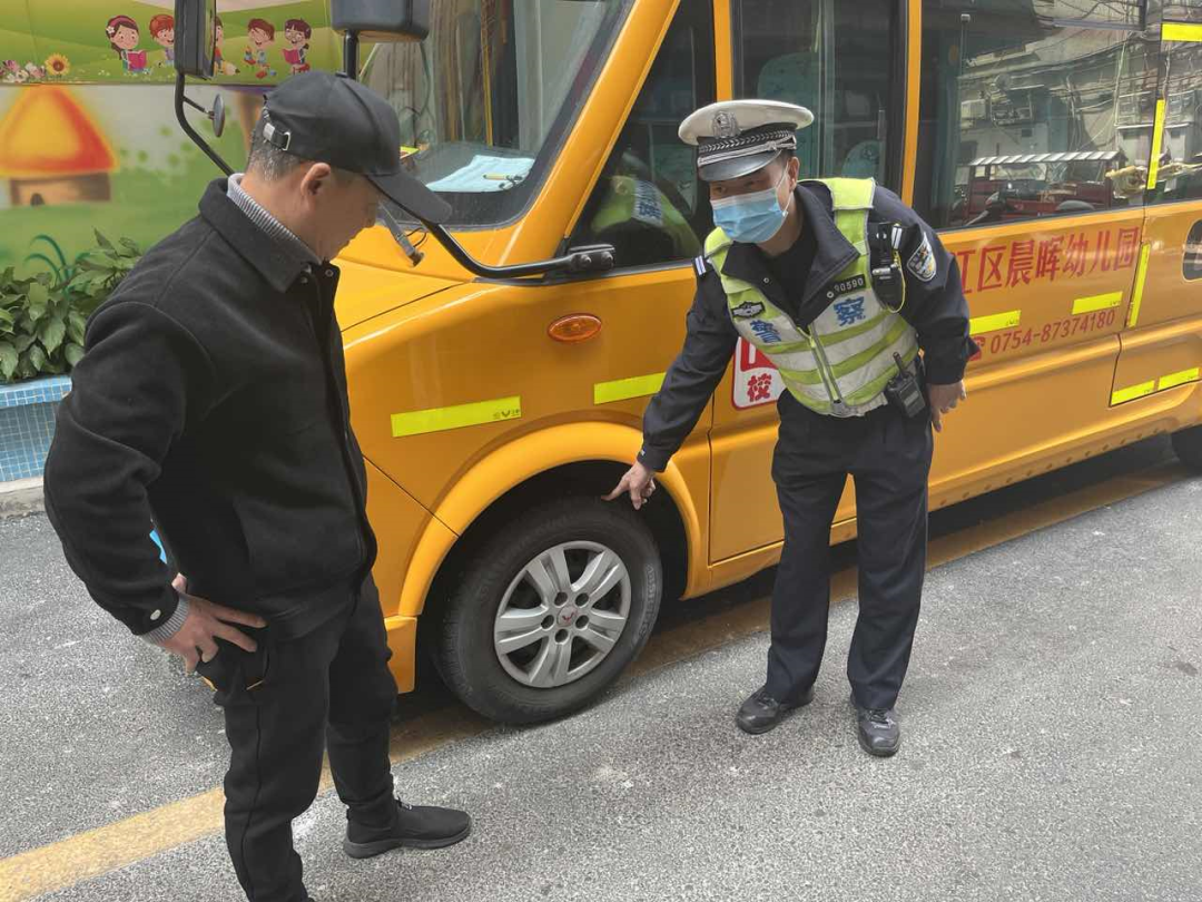 2023.03.21提升交通环境｜汕头交警：宣讲入心入脑 安检护幼平安6.png