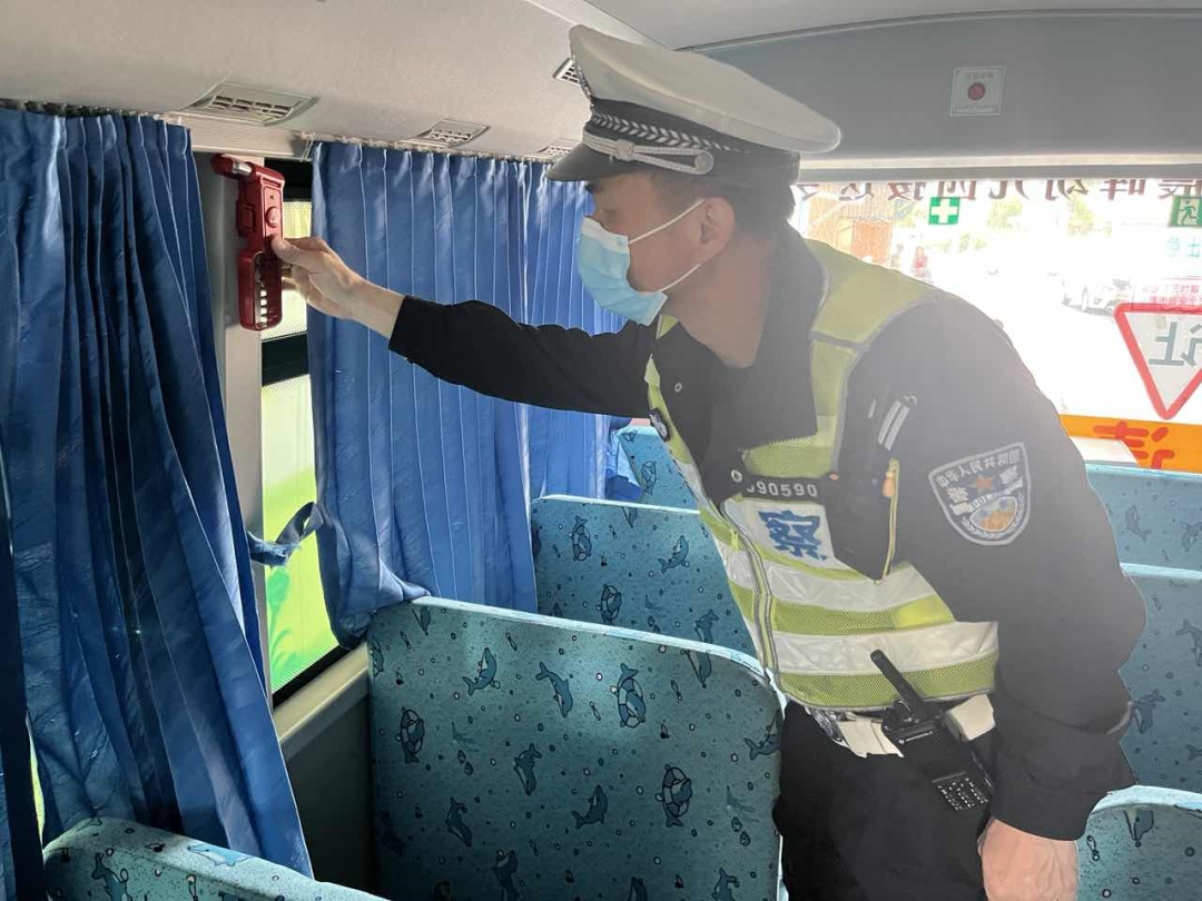 2023.03.21提升交通环境｜汕头交警：宣讲入心入脑 安检护幼平安7.png