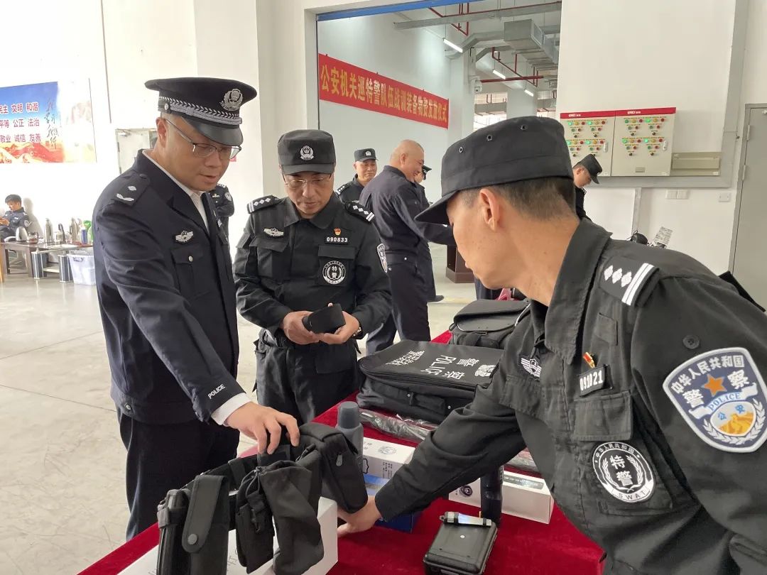 2023.03.22市公安局举行全市巡特警队伍战训装备物资发放仪式3.jpg