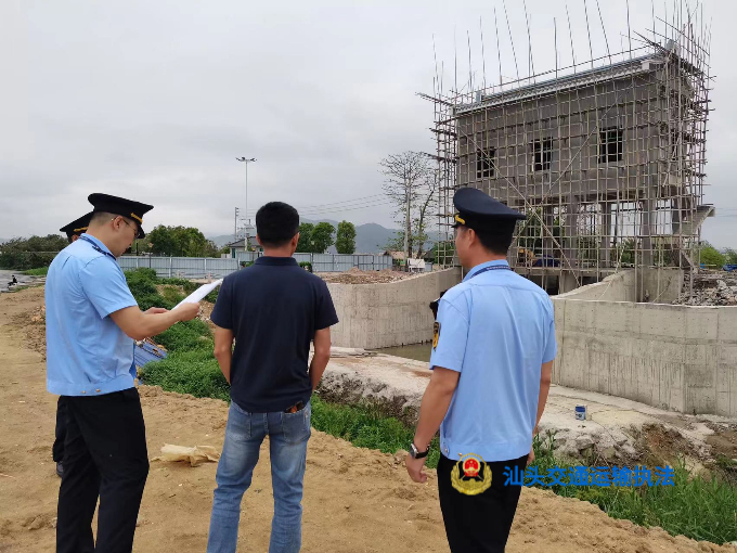 06港航大队执法一组对潮阳区金浦街道面前水闸新建工程开具责令改正后进行复查，现场无施工作业 .jpg