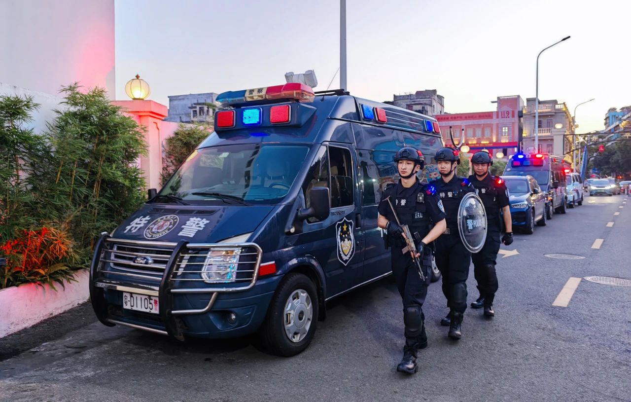 2023.07.10夏季治安打击整治行动｜汕头公安：仲夏之夜砺锋亮剑，藏蓝入画守护平安10.jpg