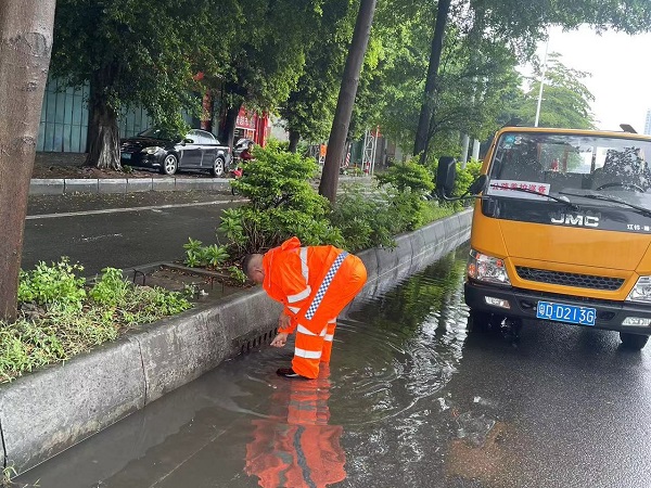 养护人员清理雨水井盖淤积.jpg