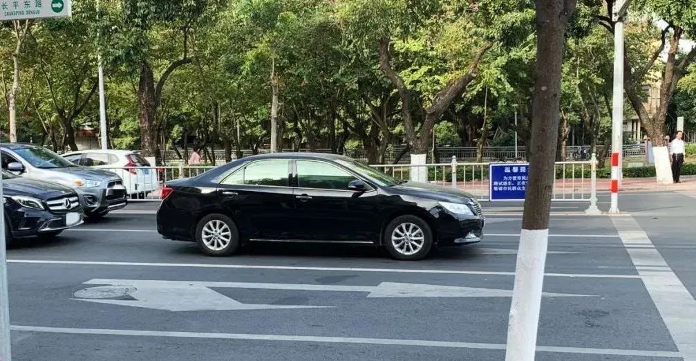 2023.09.21安全提示｜“直行+右转”混合车道内直行车被转弯车要求让路，该不该让？正确做法是&hellip;&hellip;3.jpg