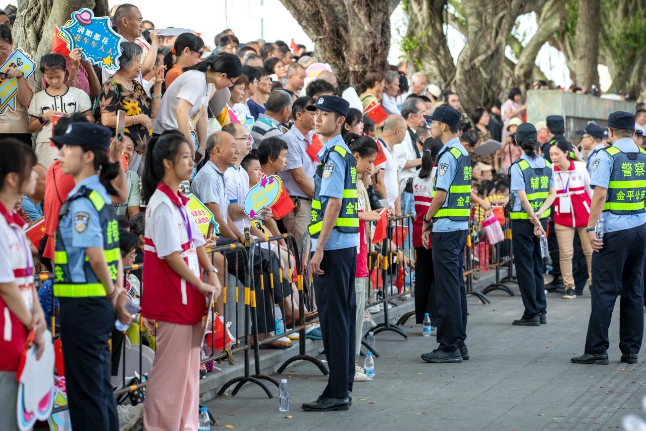 2023.10.01花车巡游、佳节赏月&hellip;&hellip;汕头公安“双节”护航不停歇2.jpg