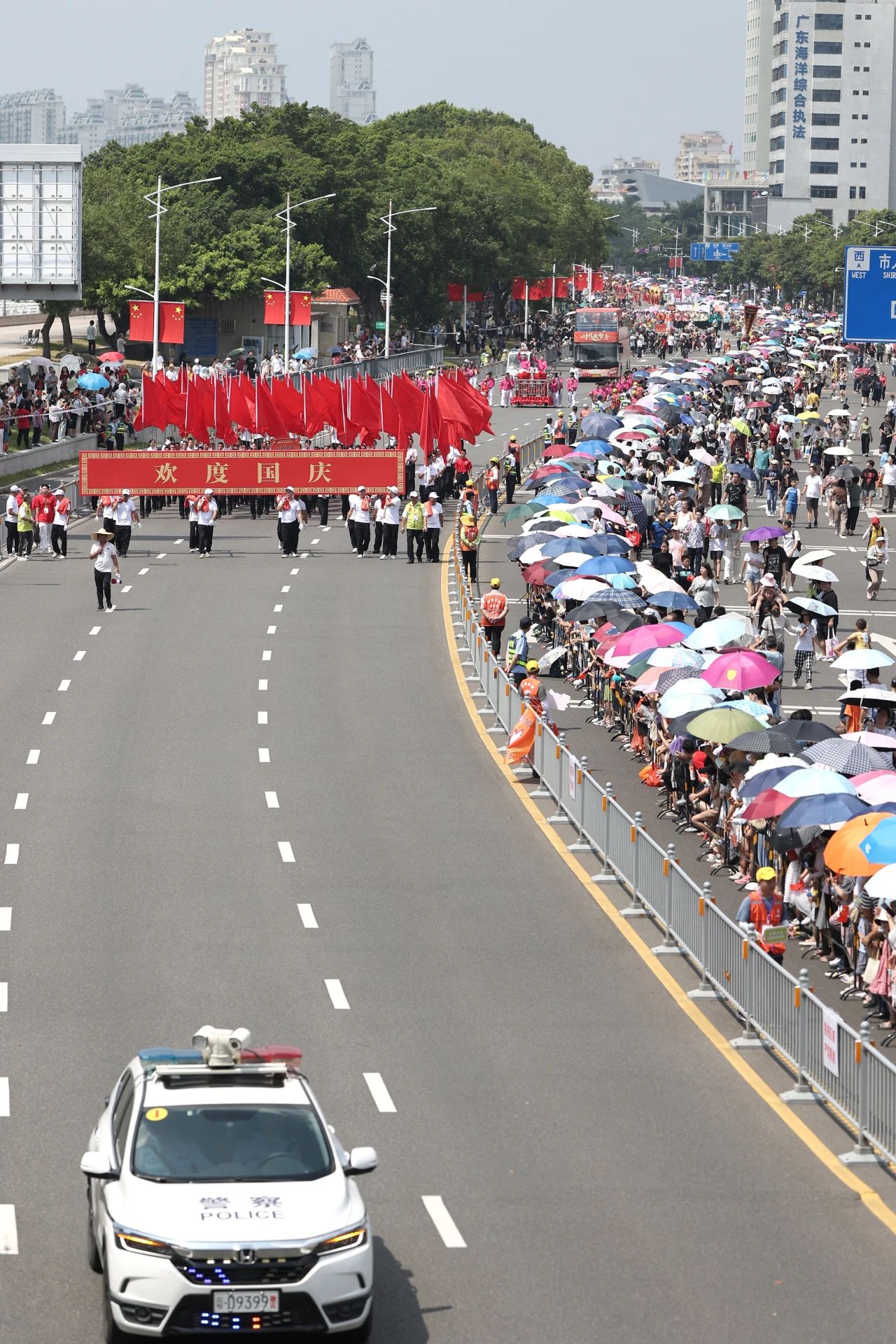 2023.10.01花车巡游、佳节赏月&hellip;&hellip;汕头公安“双节”护航不停歇4.jpg
