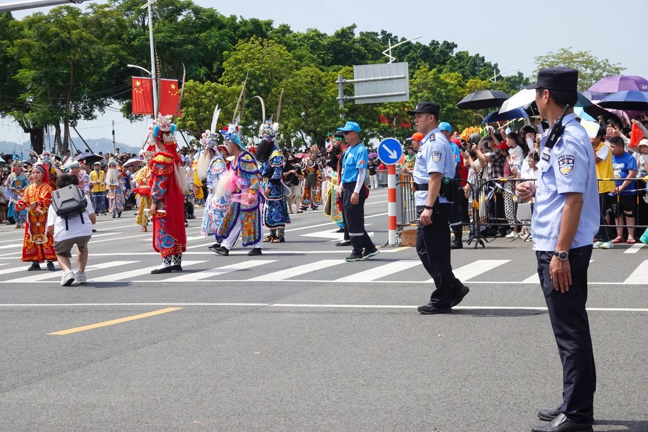 2023.10.01花车巡游、佳节赏月&hellip;&hellip;汕头公安“双节”护航不停歇7.jpg