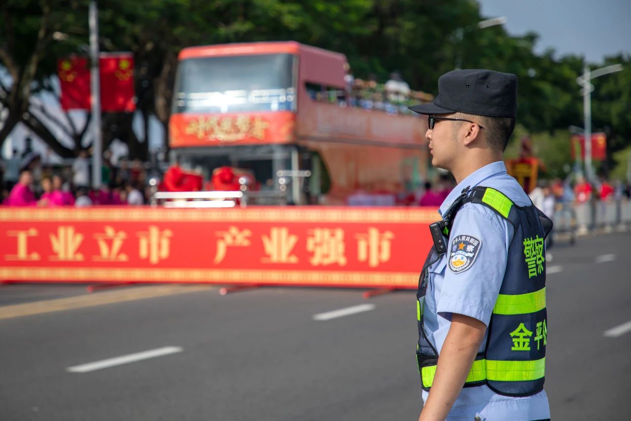2023.10.01花车巡游、佳节赏月&hellip;&hellip;汕头公安“双节”护航不停歇9.jpg