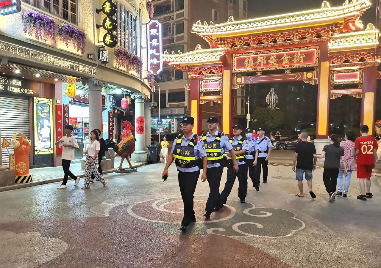 2023.10.01花车巡游、佳节赏月&hellip;&hellip;汕头公安“双节”护航不停歇15.jpg
