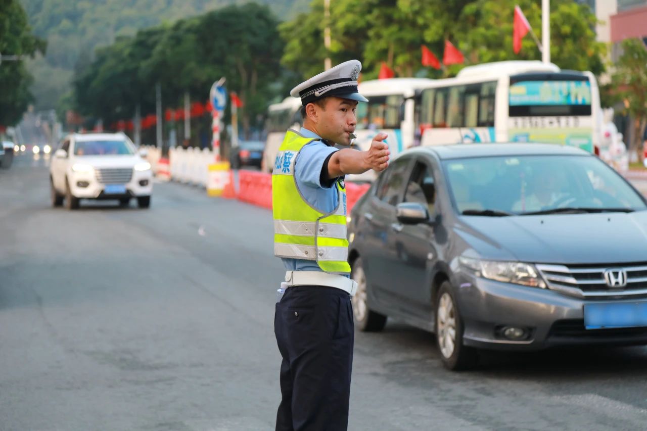 2023.10.01花车巡游、佳节赏月&hellip;&hellip;汕头公安“双节”护航不停歇20.jpg