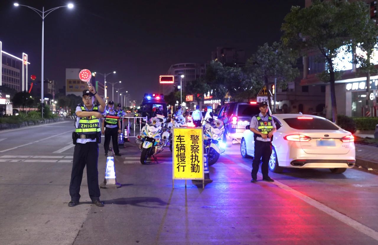 2023.10.01花车巡游、佳节赏月&hellip;&hellip;汕头公安“双节”护航不停歇22.jpg