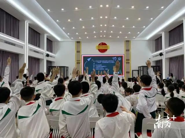 “法律明白人”进校园,与学生开展普法知识问答互动。受访者供图 图片