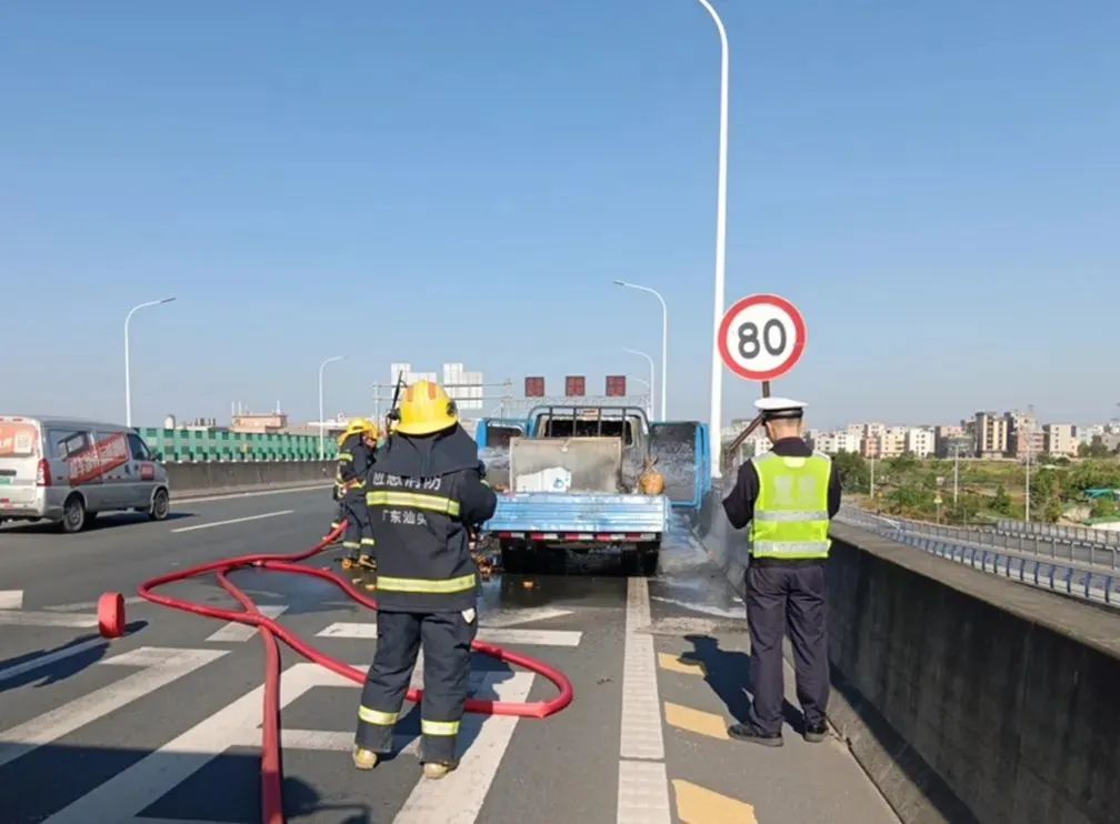 2023.11.22安全提示｜险！货车载货自燃变“火”车，车辆着火这些安全要注意&rarr;1.jpg