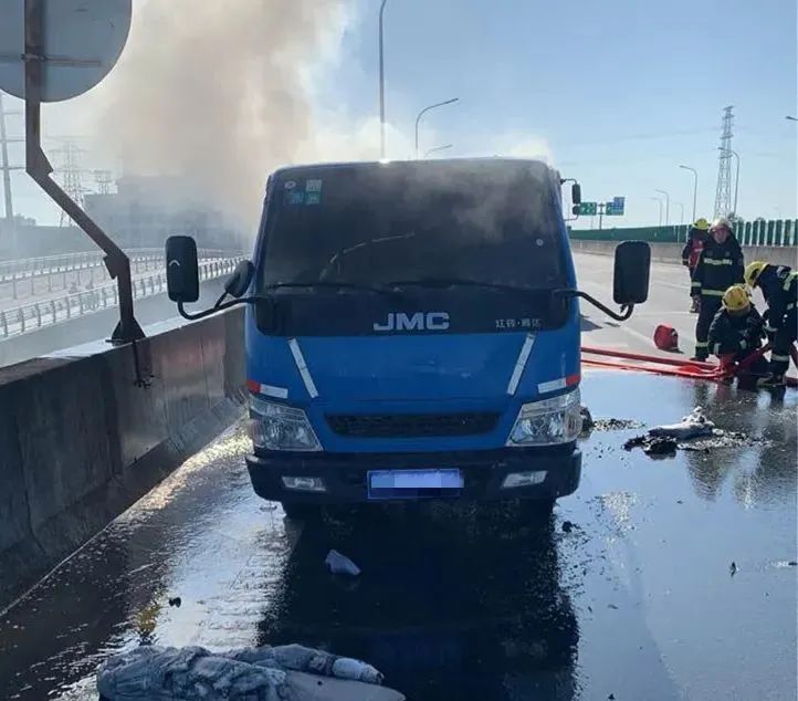 2023.11.22安全提示｜险！货车载货自燃变“火”车，车辆着火这些安全要注意&rarr;2.jpg
