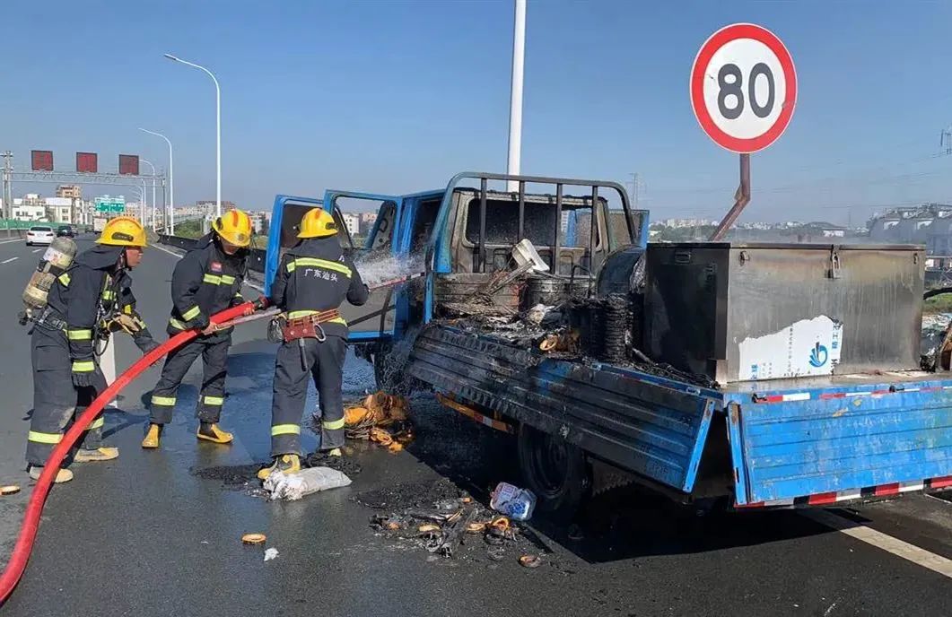 2023.11.22安全提示｜险！货车载货自燃变“火”车，车辆着火这些安全要注意&rarr;3.jpg