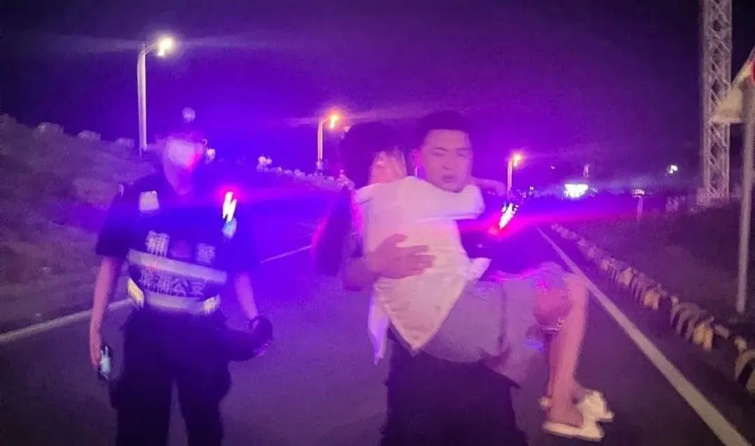2023.11.27暖心警事｜“您先把车停在一边，我们马上赶过去！”4.jpg