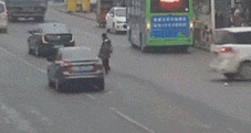 2023.11.30安全提示｜你也是这样低头走路吗？2.gif
