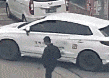 2023.11.30安全提示｜你也是这样低头走路吗？3.gif
