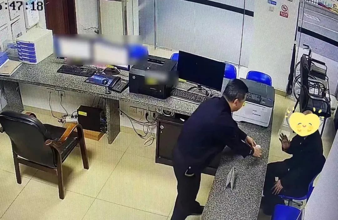 2023.12.06暖心警事｜“好的！你们跟着我的警车走！”2.jpg