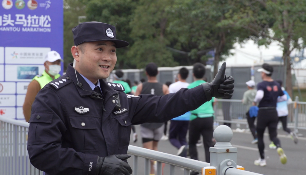 2024.01.09庆祝第四个警察节｜市公安局举办汕头公安英模家属暨先进典型代表座谈会6.png